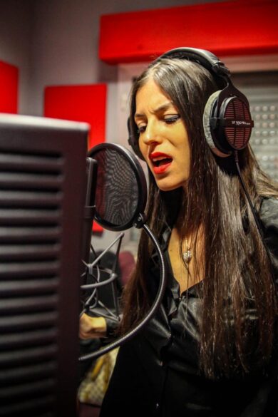 Sara Tommasi fa sul serio e continua la sua carriera come cantante