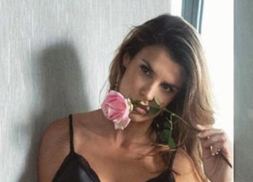 Elisabetta Canalis, rosso fuego: Eli lancia la sfida a Tokyo de La Casa di Carta Elisabetta Canalis, rosso fuego: Eli lancia la sfida a Tokyo de La Casa di Carta
