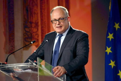 Elezioni Roma, testacoda 5 Stelle. Raggi sfida il Pd; Lombardi con Zingaretti