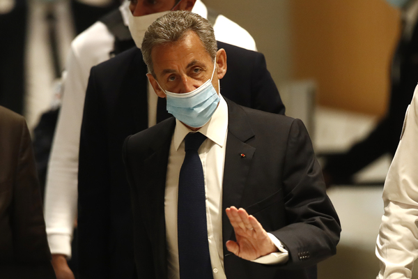 Sarkozy come Berlusconi, giustizia politica. Non potrà candidarsi conto Macron Sarkozy come Berlusconi, giustizia politica. Non potrà candidarsi conto Macron