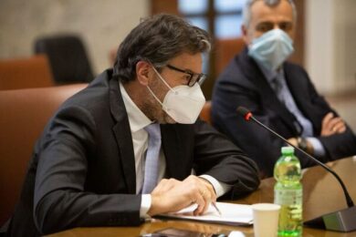 Vaccini, Mise: “Aziende italiane produrranno principio attivo entro l’autunno”