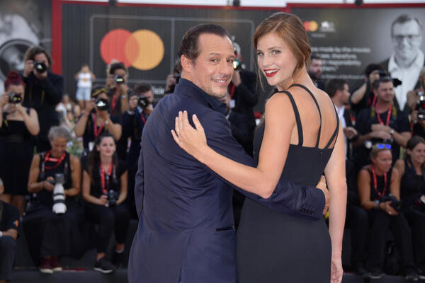 Stefano Accorsi festeggia i 50 anni: Laetitia Casta, Bianca Vitali, gli anni difficili in Francia e… Stefano Accorsi festeggia i 50 anni: Laetitia Casta, Bianca Vitali, gli anni difficili in Francia e…