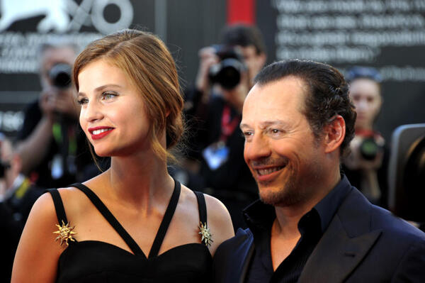 Stefano Accorsi festeggia i 50 anni: Laetitia Casta, Bianca Vitali, gli anni difficili in Francia e… Stefano Accorsi festeggia i 50 anni: Laetitia Casta, Bianca Vitali, gli anni difficili in Francia e…
