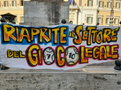 Lavoratori del gioco protestano: “150 mila famiglie senza stipendio da 8 mesi” Lavoratori del gioco protestano: “150 mila famiglie senza stipendio da 8 mesi”