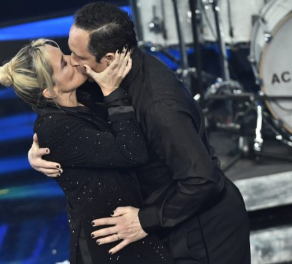 “Immaginate un uomo così al mattino”, la Barra fa sognare tutte le donne “Immaginate un uomo così al mattino”, la Barra fa sognare tutte le donne