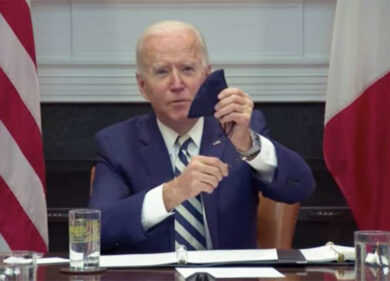 Biden mostra il rosario nell’incontro con il presidente messicano