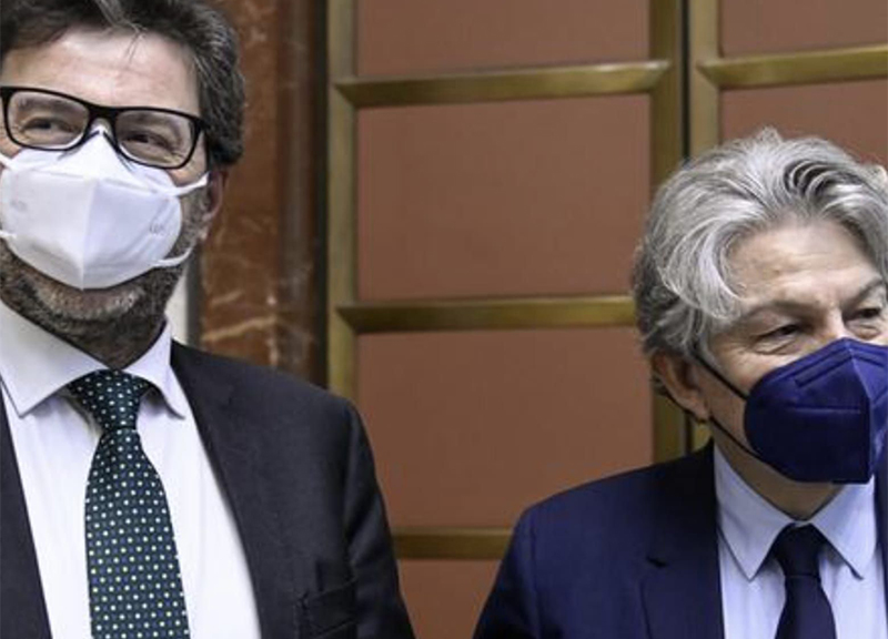 Il Commissario Ue Thierry Breton con la cravatta Cilento dedicata all’Europa Il Commissario Ue Thierry Breton con la cravatta Cilento dedicata all’Europa