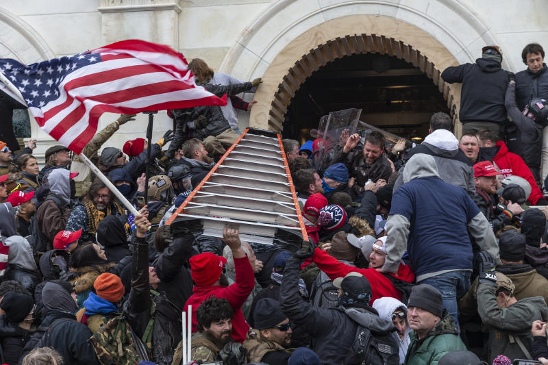 Usa, sospesa la riunione della Camera timori di un nuovo attacco dai trumpisti Usa, sospesa la riunione della Camera timori di un nuovo attacco dai trumpisti