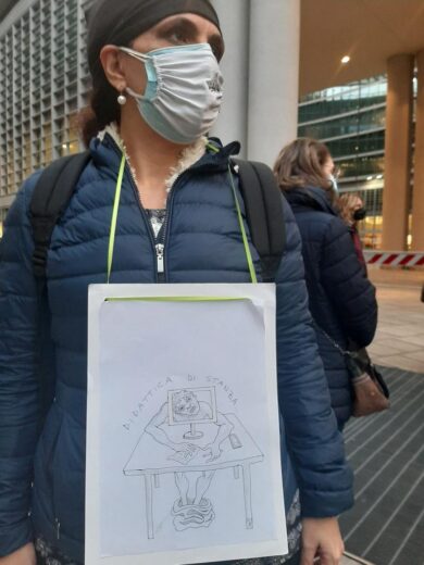 Covid, il mondo della scuola protesta davanti a Palazzo Lombardia. FOTO