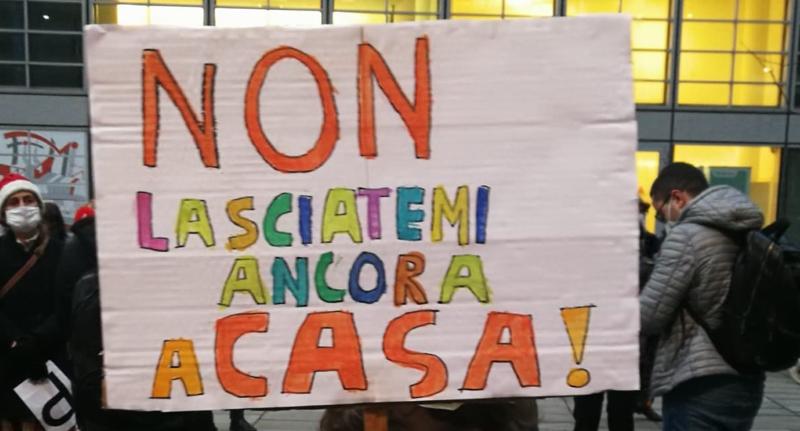 Covid, il mondo della scuola protesta davanti a Palazzo Lombardia. FOTO Covid, il mondo della scuola protesta davanti a Palazzo Lombardia. FOTO