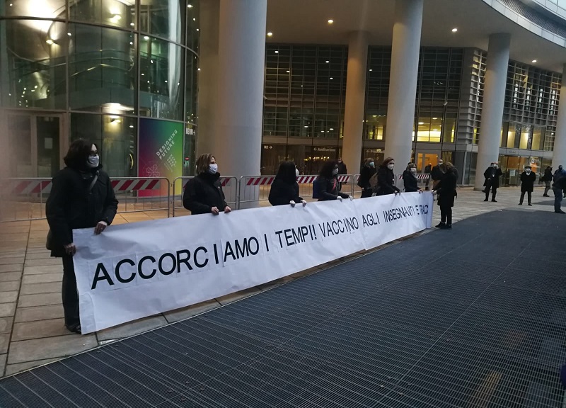 Covid, il mondo della scuola protesta davanti a Palazzo Lombardia. FOTO Covid, il mondo della scuola protesta davanti a Palazzo Lombardia. FOTO