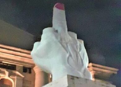 Piazza Affari, il “Dito” di Cattelan con lo smalto rosa. FOTO