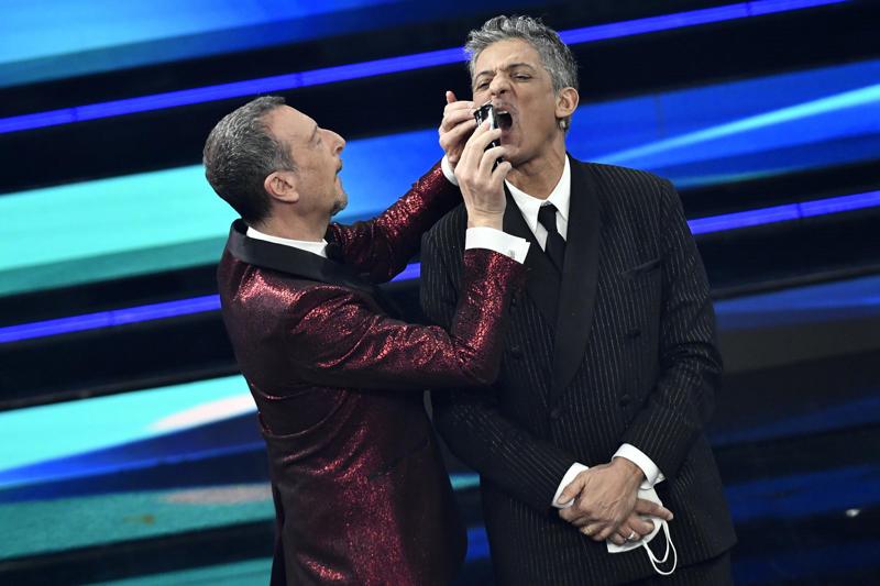 Sanremo 2021, Fiorello show: ironia su Zingaretti e taglia i baffi: “Sembravo D’Alema” Sanremo 2021, Fiorello show: ironia su Zingaretti e taglia i baffi: “Sembravo D’Alema”
