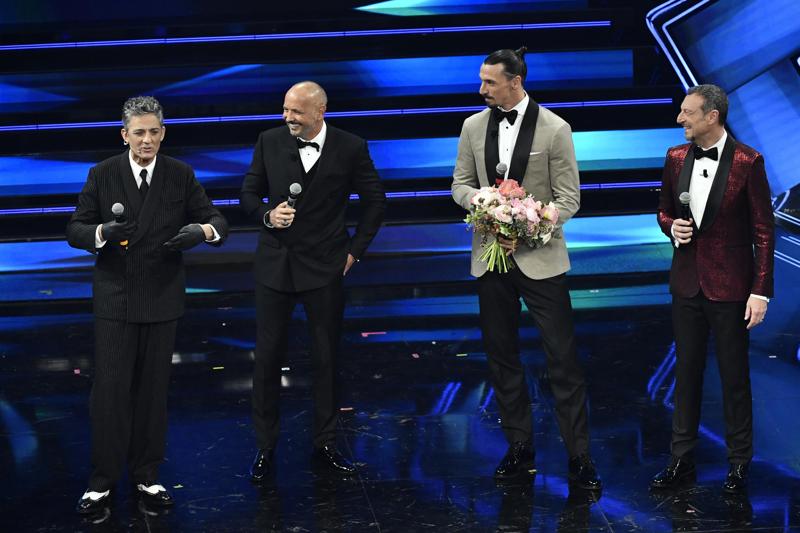 Ibrahimovic a Sanremo con un passaggio in moto. E sul palco con Mihajlovic… Ibrahimovic a Sanremo con un passaggio in moto. E sul palco con Mihajlovic…
