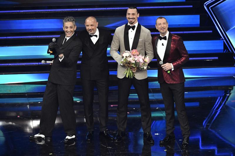 Ibrahimovic a Sanremo con un passaggio in moto. E sul palco con Mihajlovic… Ibrahimovic a Sanremo con un passaggio in moto. E sul palco con Mihajlovic…