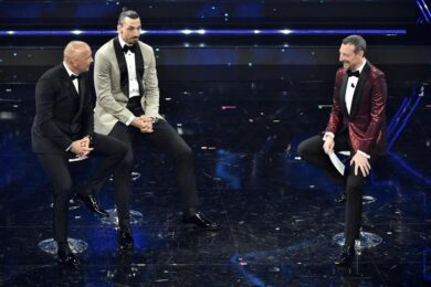 Ibrahimovic a Sanremo con un passaggio in moto. E sul palco con Mihajlovic…