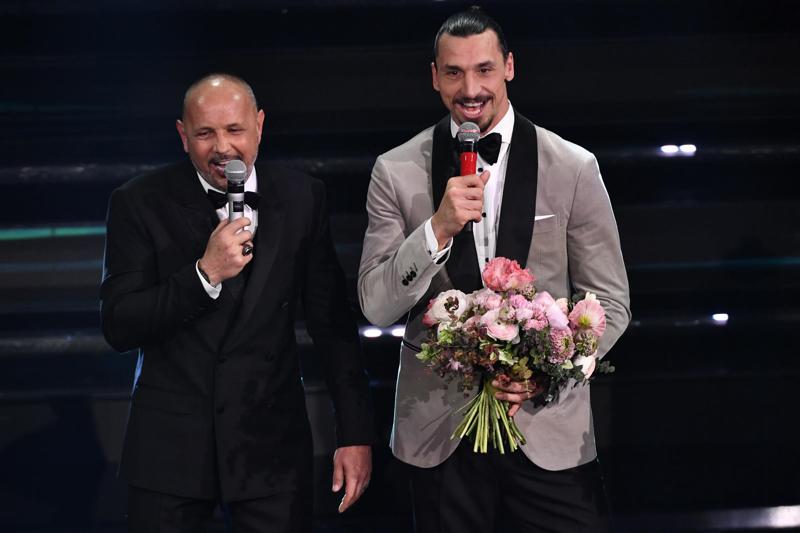 Ibrahimovic a Sanremo con un passaggio in moto. E sul palco con Mihajlovic… Ibrahimovic a Sanremo con un passaggio in moto. E sul palco con Mihajlovic…