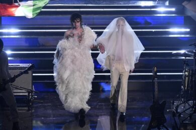 Sanremo 2021, Achille Lauro: bacio con Boss Doms e duetto punk con Fiorello