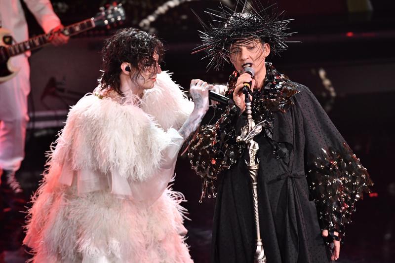 Sanremo 2021, Achille Lauro: bacio con Boss Doms e duetto punk con Fiorello Sanremo 2021, Achille Lauro: bacio con Boss Doms e duetto punk con Fiorello