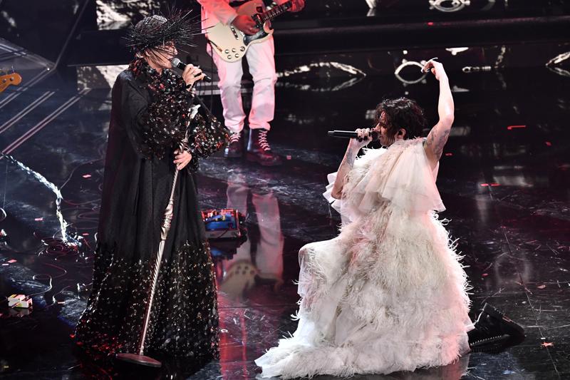Sanremo 2021, Achille Lauro: bacio con Boss Doms e duetto punk con Fiorello Sanremo 2021, Achille Lauro: bacio con Boss Doms e duetto punk con Fiorello