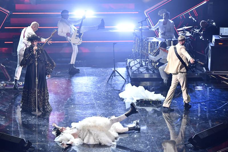 Sanremo 2021, Achille Lauro: bacio con Boss Doms e duetto punk con Fiorello Sanremo 2021, Achille Lauro: bacio con Boss Doms e duetto punk con Fiorello