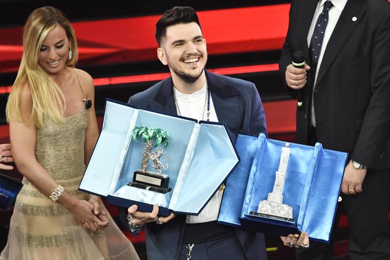 Galleria foto 'Sanremo 2021, Gaudiano vince fra le nuove proposte. La dedica al papà scomparso' - foto 1