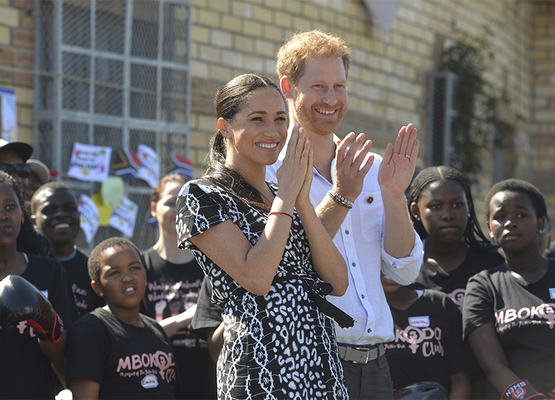 Buckingham Palace, casi a confronto: Harry e Meghan Markle vs principe Andrea