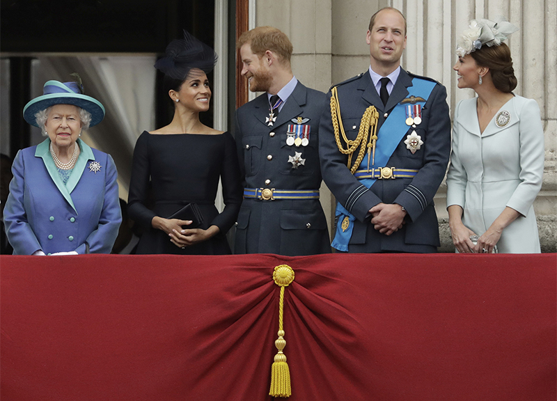 Buckingham Palace, casi a confronto: Harry e Meghan Markle vs principe Andrea