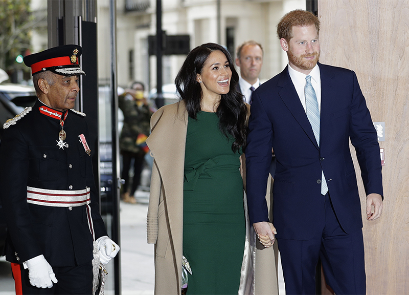 Buckingham Palace, casi a confronto: Harry e Meghan Markle vs principe Andrea