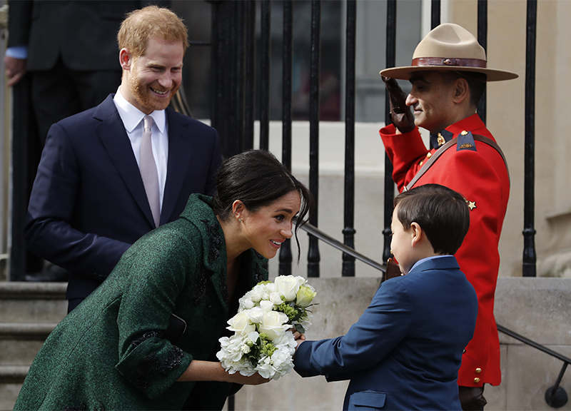 Buckingham Palace, casi a confronto: Harry e Meghan Markle vs principe Andrea