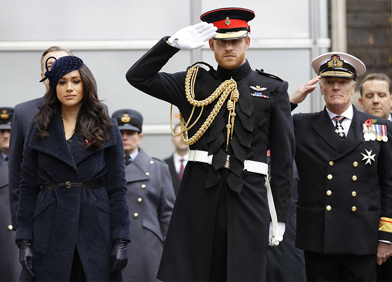 Buckingham Palace, casi a confronto: Harry e Meghan Markle vs principe Andrea