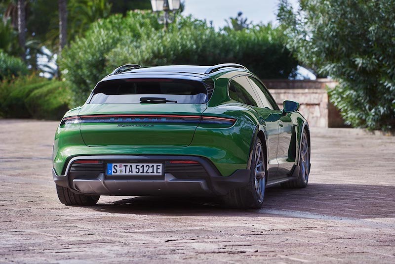 Porsche: debutta la Taycan Cross Turismo
