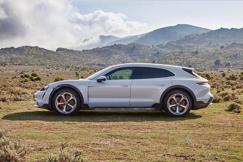 Porsche: debutta la Taycan Cross Turismo