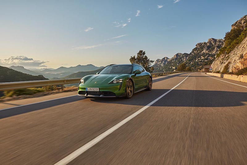 Porsche: debutta la Taycan Cross Turismo