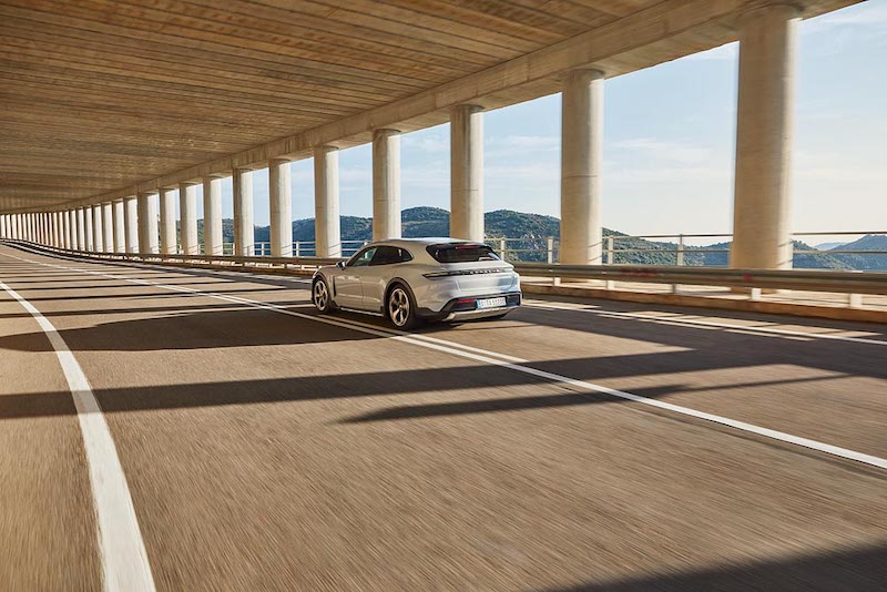Porsche: debutta la Taycan Cross Turismo