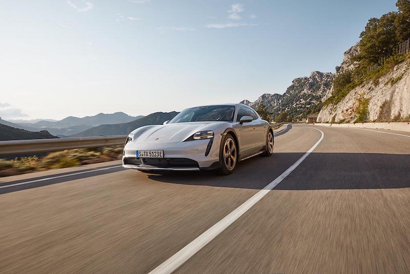 Porsche: debutta la Taycan Cross Turismo