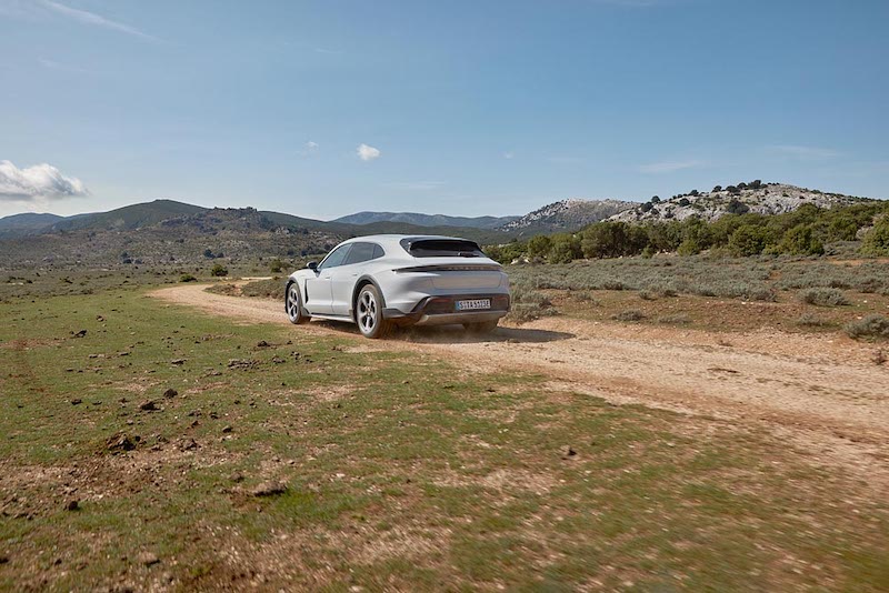 Porsche: debutta la Taycan Cross Turismo