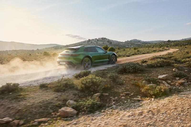 Porsche: debutta la Taycan Cross Turismo