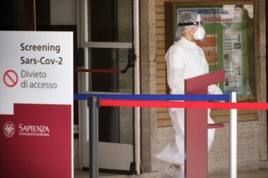 Covid: da lunedì cambiano i colori delle regioni, Campania rossa