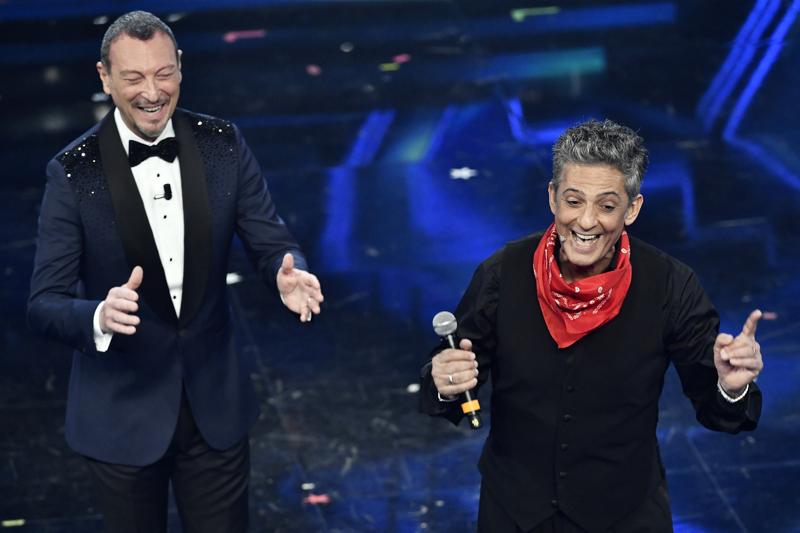Sanremo 2021, Fiorello gag: “2022 auguro Ariston pieno ma deve andare male” Sanremo 2021, Fiorello gag: “2022 auguro Ariston pieno ma deve andare male”