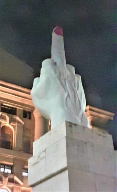 Smalto rosa sull’opera di Cattelan, la Lega denuncia Ivan Tresoldi