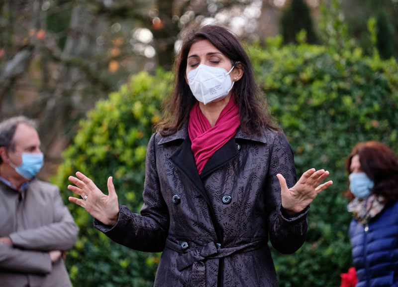 Sciopero bancarelle, il ruggito della Raggi: “Liberiamo Roma dai monopoli” Sciopero bancarelle, il ruggito della Raggi: “Liberiamo Roma dai monopoli”