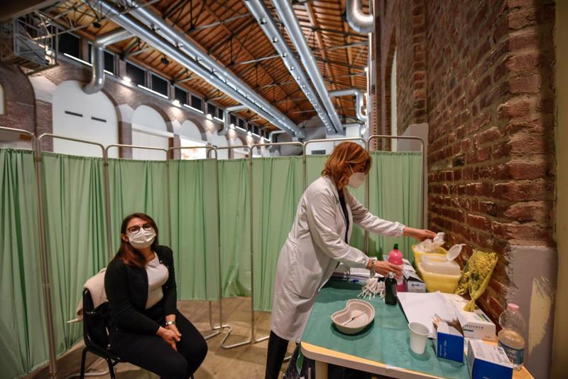 Al via vaccinazioni insegnanti, somministrazioni alla Fabbrica del Vapore