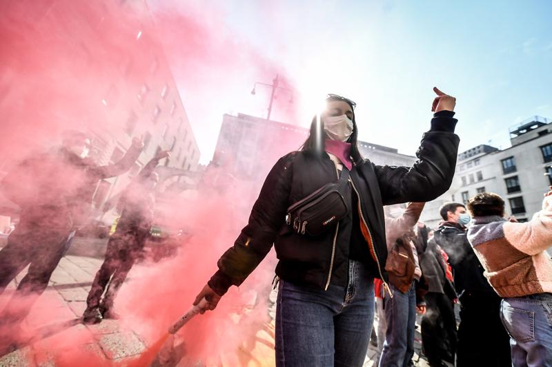 Festa della donna, la protesta fucsia in Piazza Affari e Duomo- FOTO