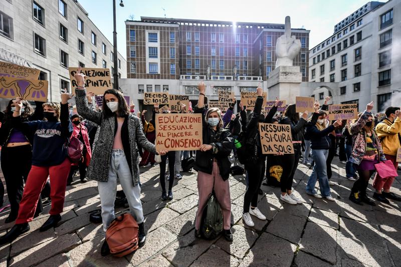 Festa della donna, la protesta fucsia in Piazza Affari e Duomo- FOTO
