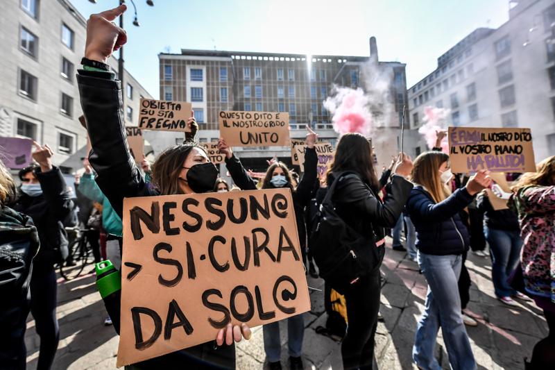 Festa della donna, la protesta fucsia in Piazza Affari e Duomo- FOTO