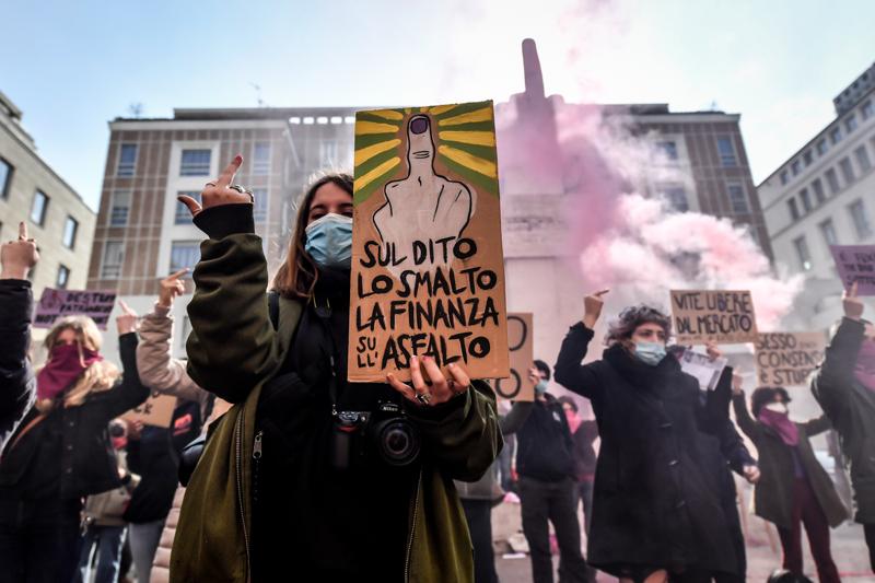 Festa della donna, la protesta fucsia in Piazza Affari e Duomo- FOTO