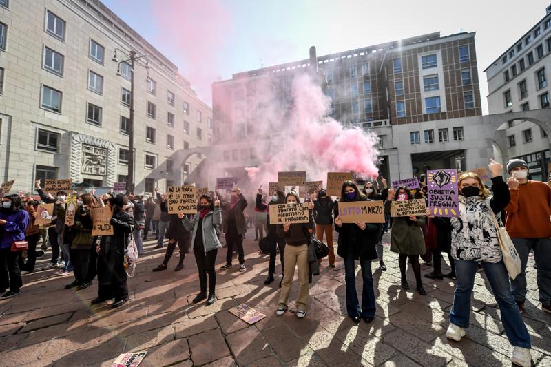 Festa della donna, la protesta fucsia in Piazza Affari e Duomo- FOTO