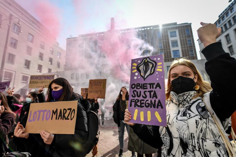 Festa della donna, la protesta fucsia in Piazza Affari e Duomo- FOTO