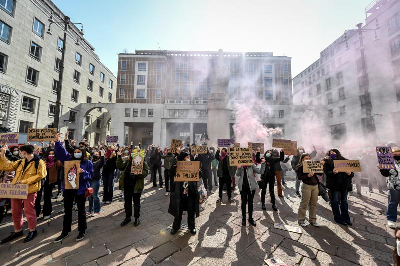 Festa della donna, la protesta fucsia in Piazza Affari e Duomo- FOTO